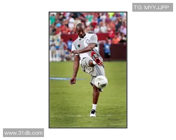 足球明星联名签名球衣限量发售引发球迷热潮与收藏热情